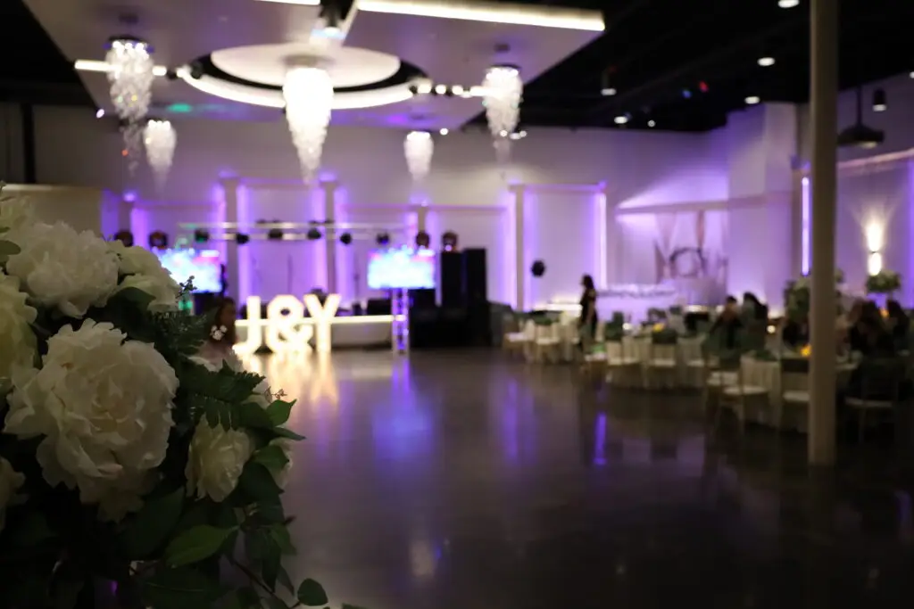 Wedding Reception, Wedding Venue, Full Bar, Amenities, Bride & Groom, Green and Gold color scheme, Tall centerpieces, white and cream flowers