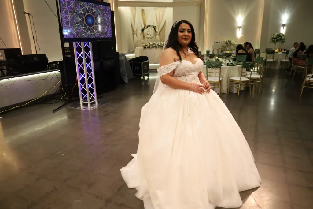 Wedding Reception, Wedding Venue, Full Bar, Amenities, Bride & Groom, Green and Gold color scheme, Tall centerpieces, white and cream flowers